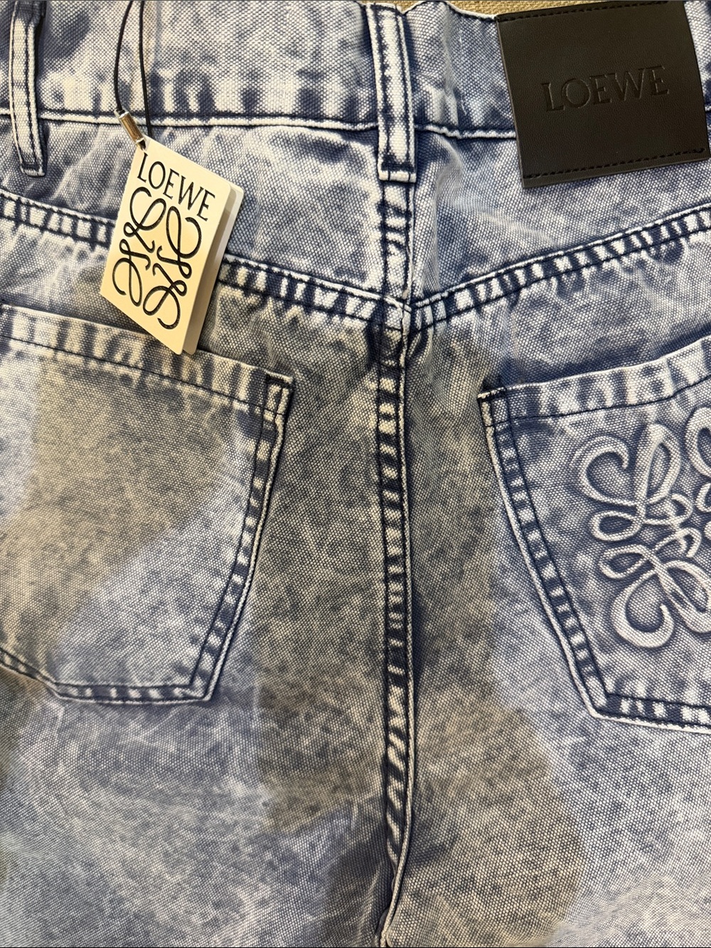 Loewes Faded Blue Embroidered-Back Jeans size 25 GORGEOUS